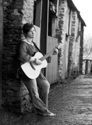 Ange Hardy : Winner of FATEA Magazine’s Female Vocalist of the Year 2013 "She perfectly balances the strengths of traditional folk music with fresh writing" - The Daily Telegraph *****